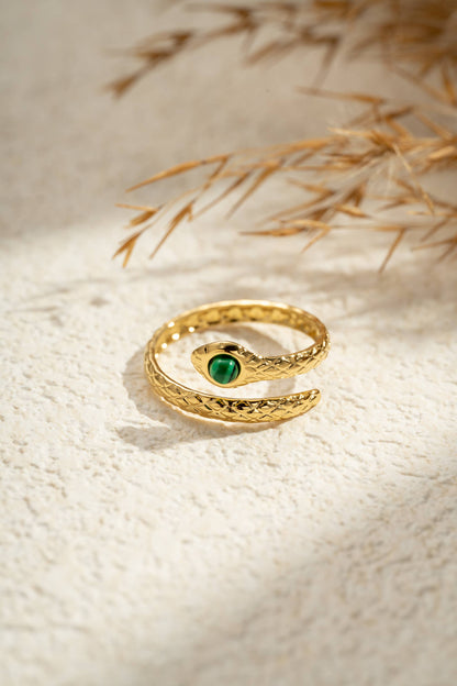Bague Serpent Émeraude Dorée Ajustable – Acier Inoxydable • Protection & Transformation