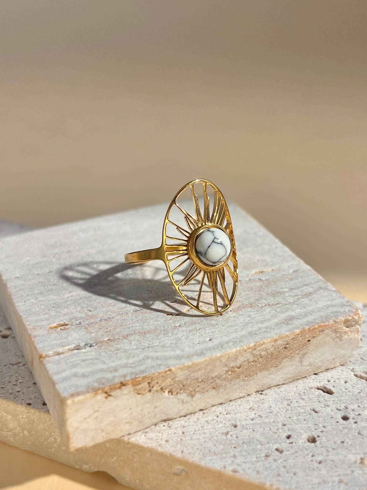 Bague réglable ovale acier inoxydable motif soleil et pierre